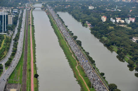 Promotor quer cancelar multas nas marginais